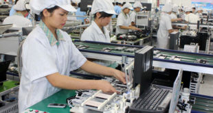 nữ làm đóng gói linh kiện điện tử tại Đài Bắc