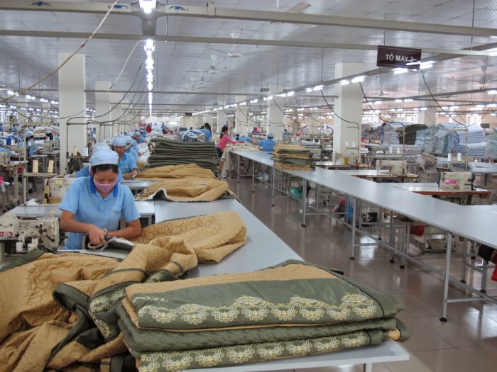 nữ sản xuất rèm cửa tại nhà máy Hoàng Điền