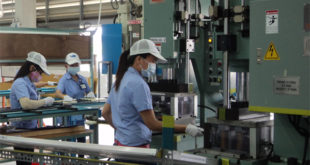 nữ làm các sản phẩm nhựa tại NM Vinh Tiến
